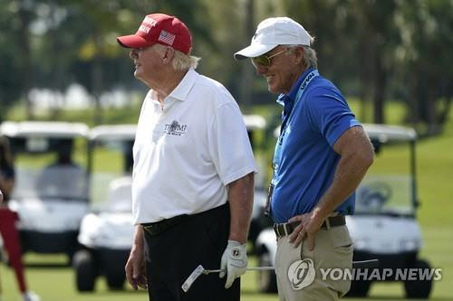 LIV 골프 프로암에 나선 트럼프 전 대통령과 LIV 골프 대표 그레그 노먼.[AP=연합뉴스]